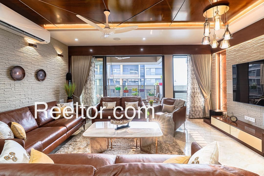 Flat In Gaur City Noida