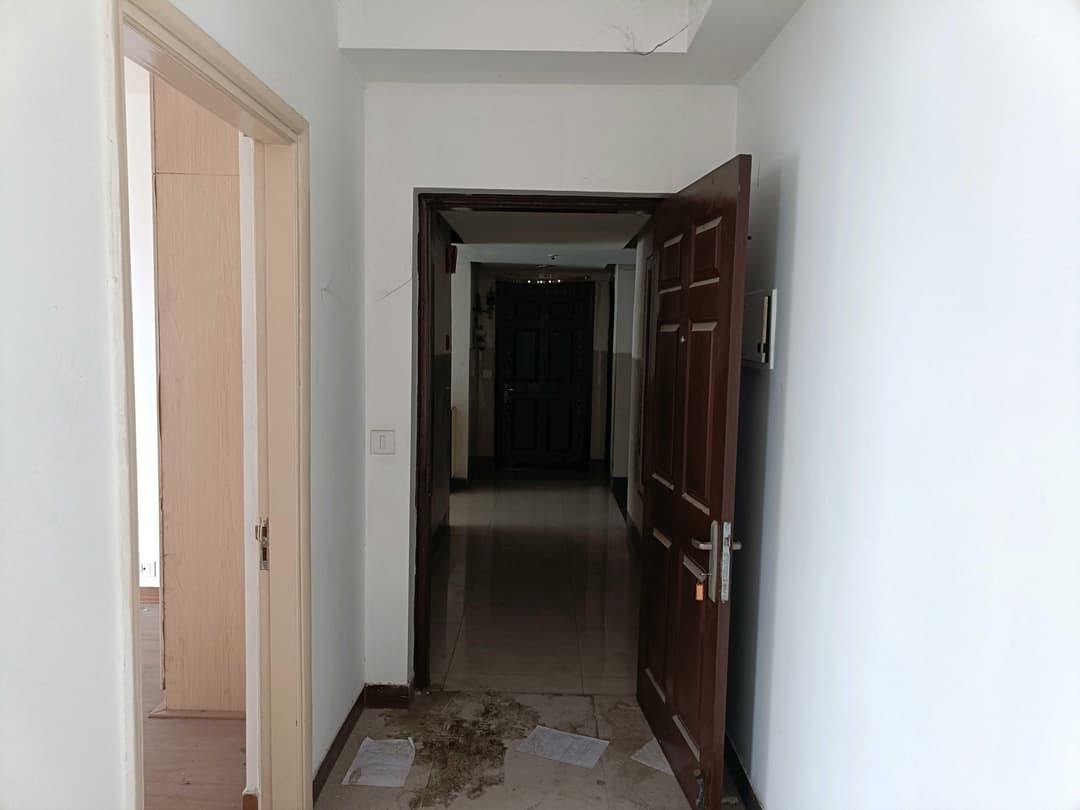 Flat In Gaur City Noida