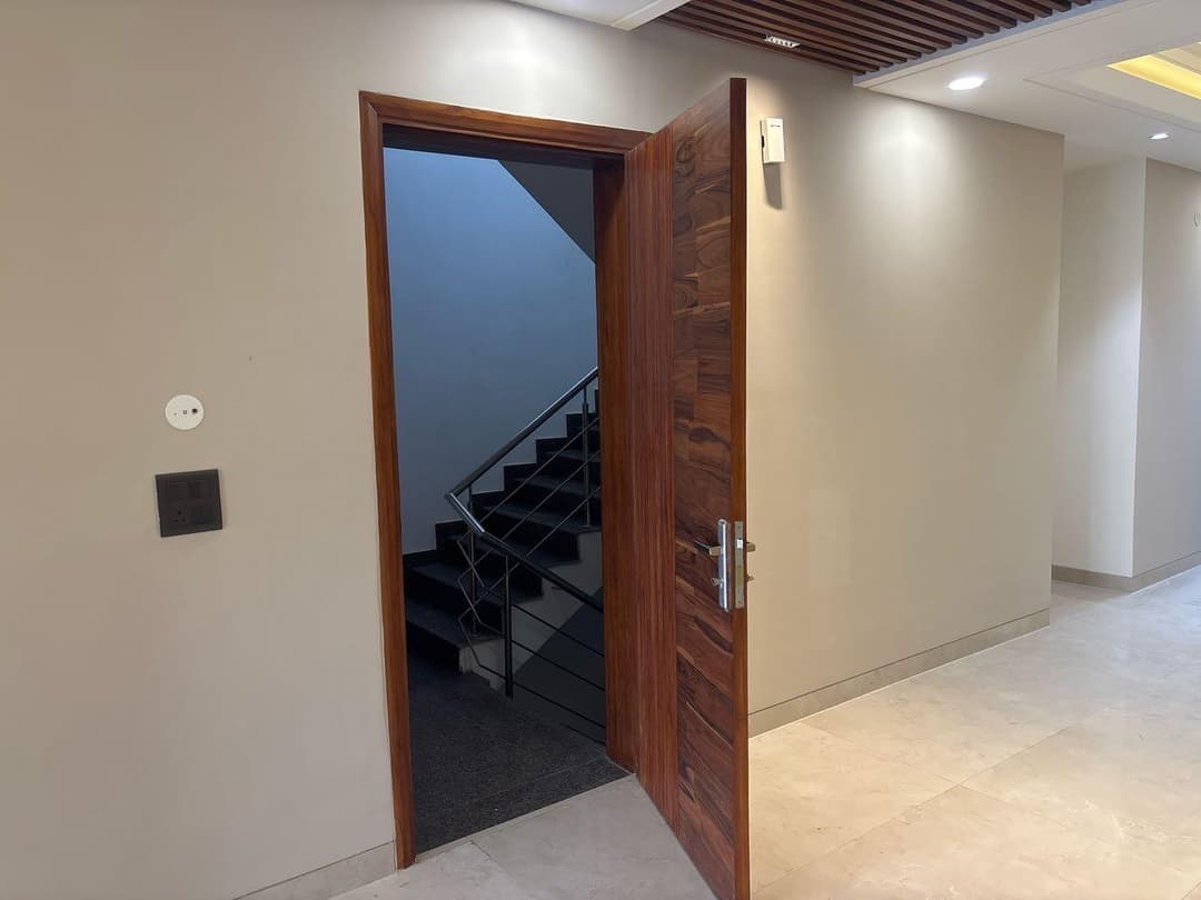 Flat In Gaur City Noida