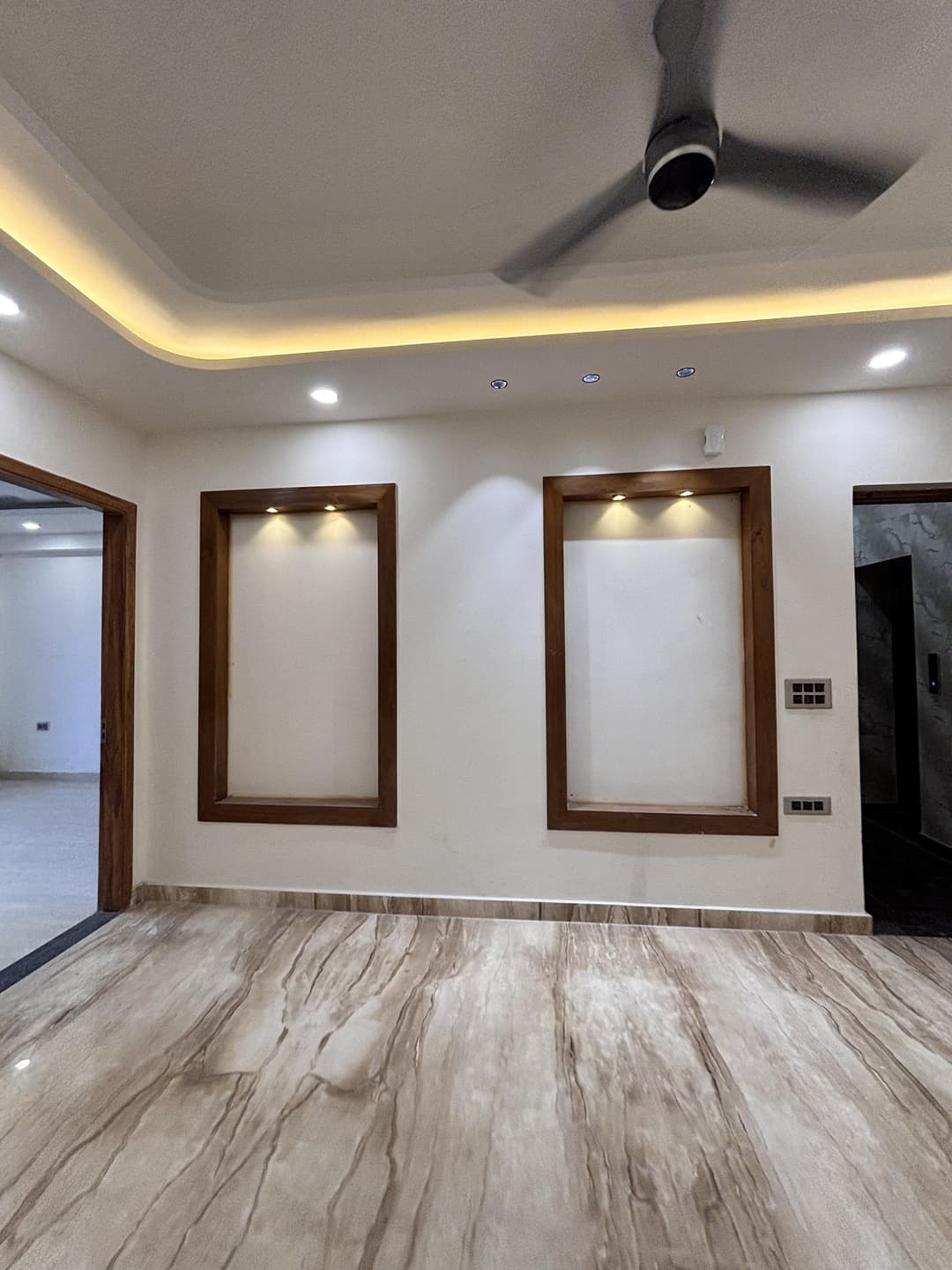 Flat In Gaur City Noida