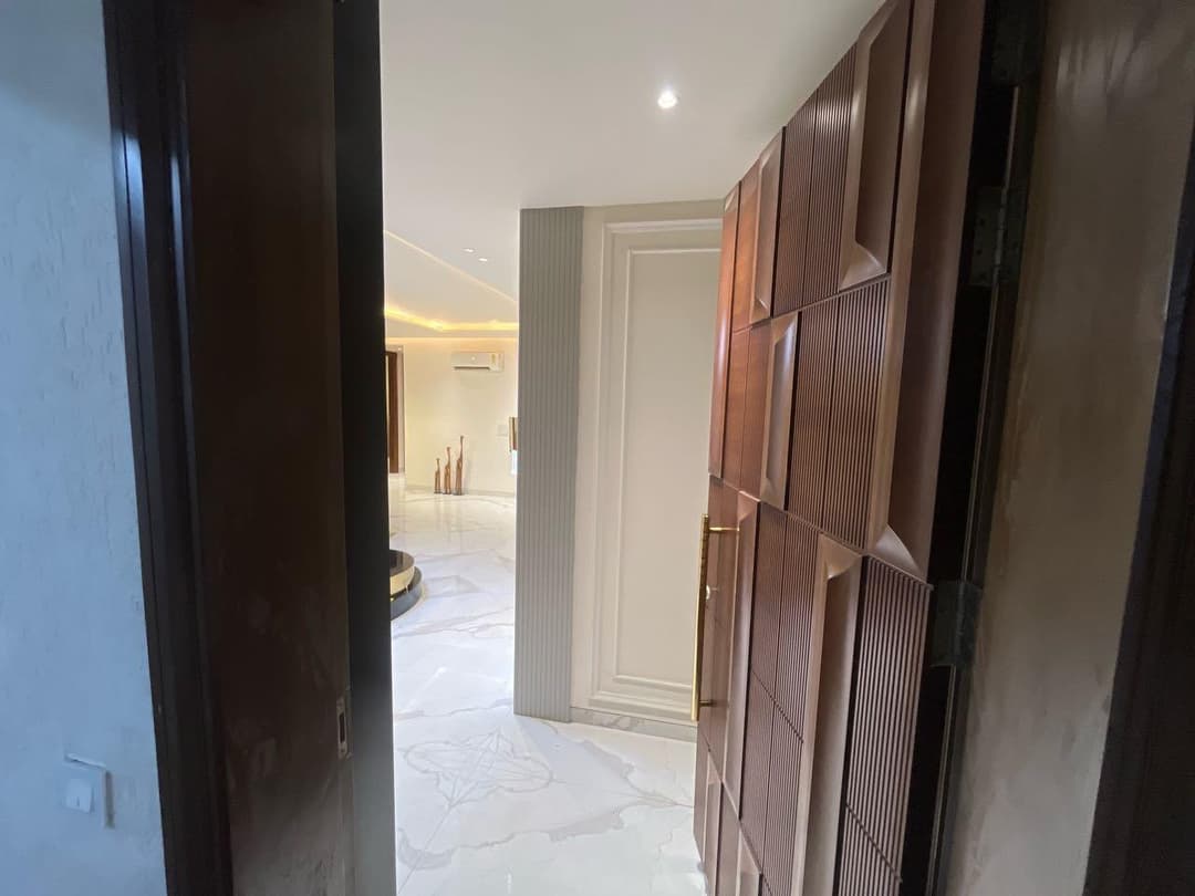 Flat In Gaur City Noida