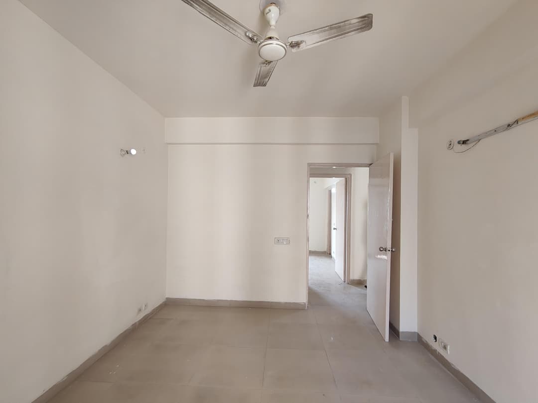 Flat In Gaur City Noida