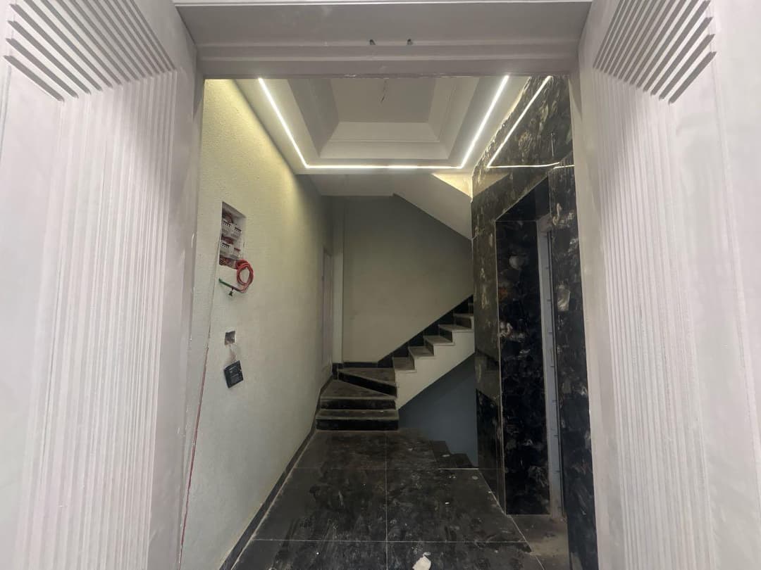 Flat In Gaur City Noida