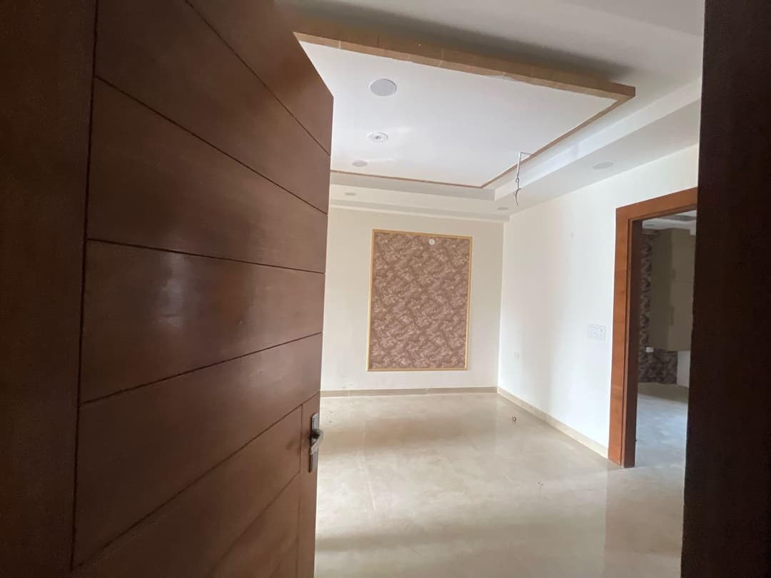 Flat In Gaur City Noida